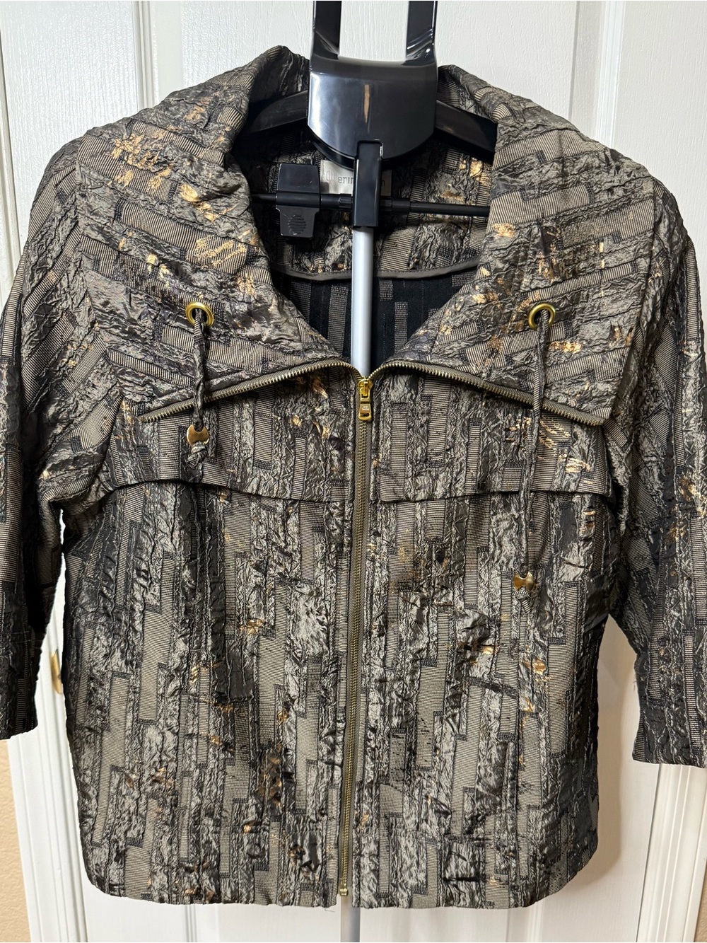 Erin London Metallic Gold Crinkle Portrait Collar Zip Jacket - M